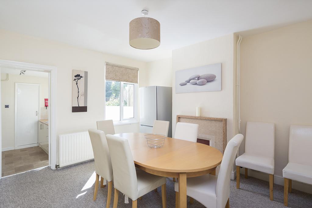 Black & White Apartments Serviced Apartments - Rochester | Urban Stay