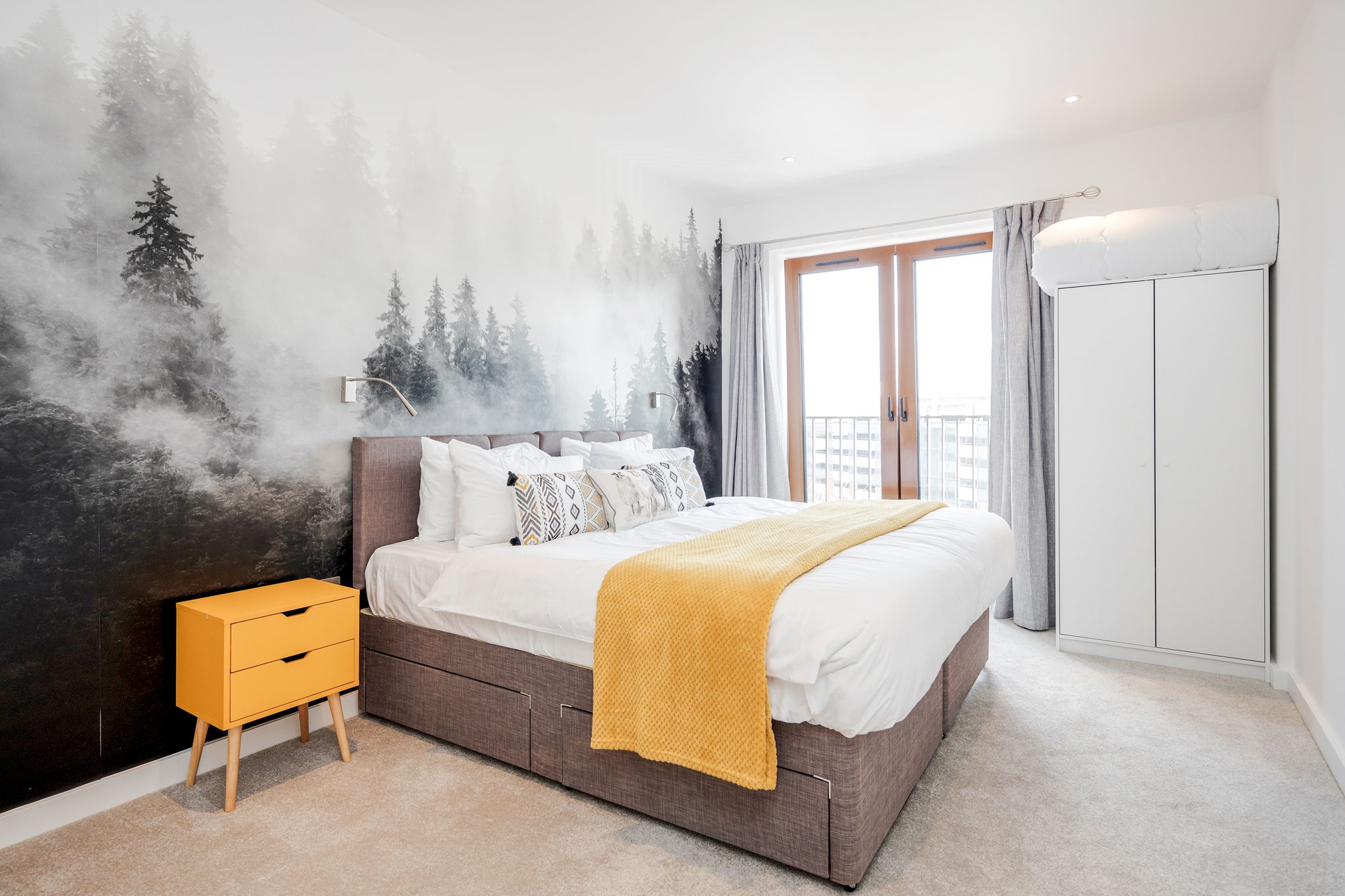 Modern Serviced Accommodations St Albans | Comfortable Short Let Apartments | Free Wifi | Fully Equipped Kitchen | pet-friendly options | Flat Screen TV | 0208 6913920 | Urban Stay.