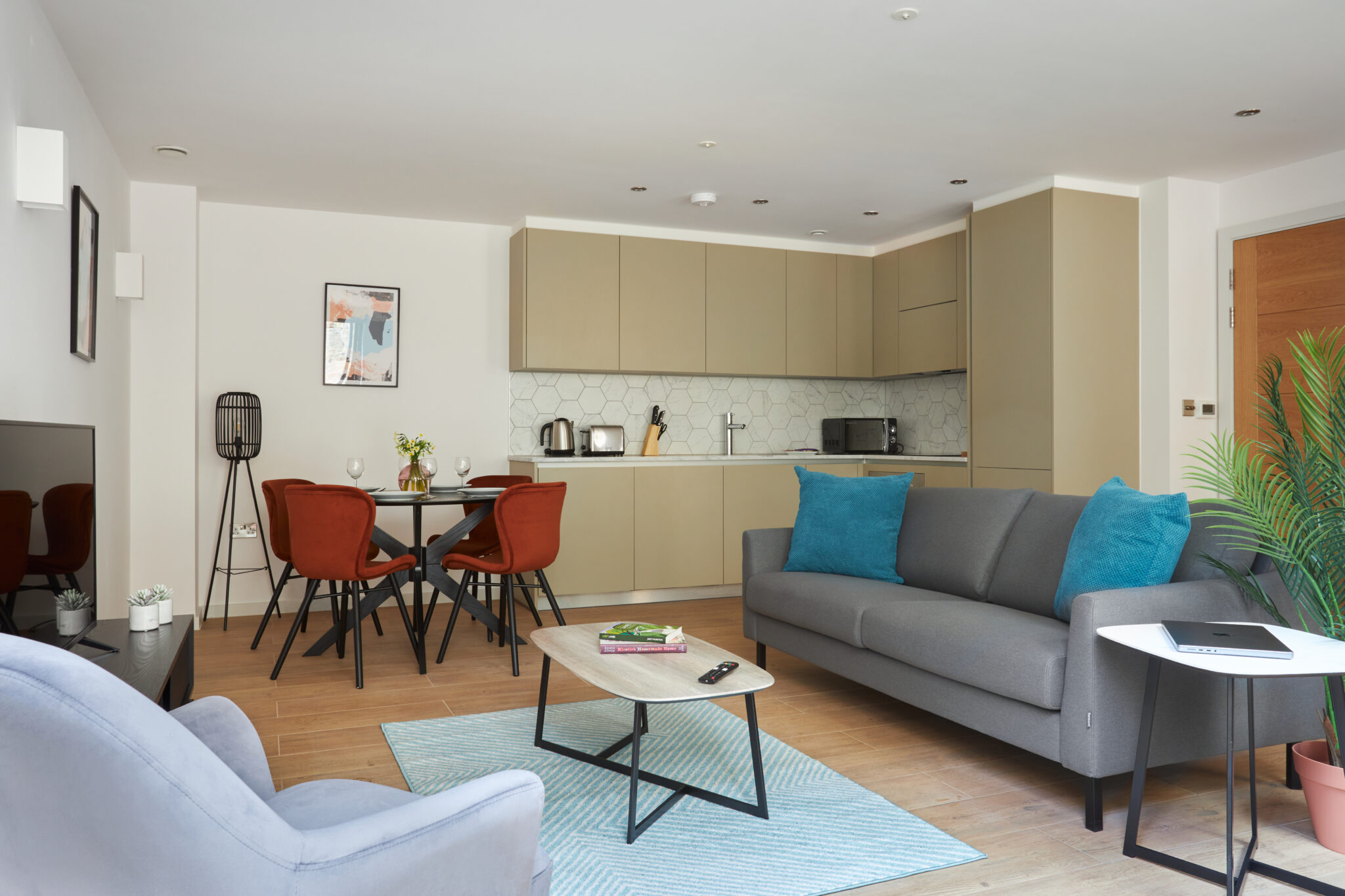Hammersmith Short-Lets Accommodations showcases expert interior design with contemporary, comfortable furnishings. ideal for relaxation. Book Now +44 (0) 208 691 3920
