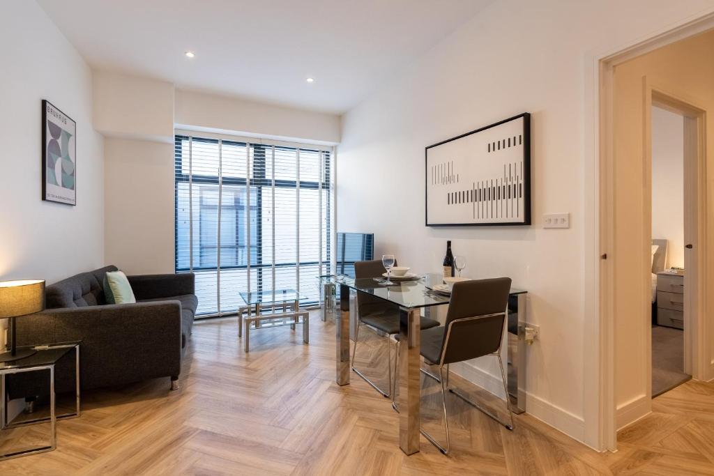 Discover Wellington House Apartments, ideal serviced apartments in Reading, UK, perfect for business and leisure with modern amenities. | Urban Stay