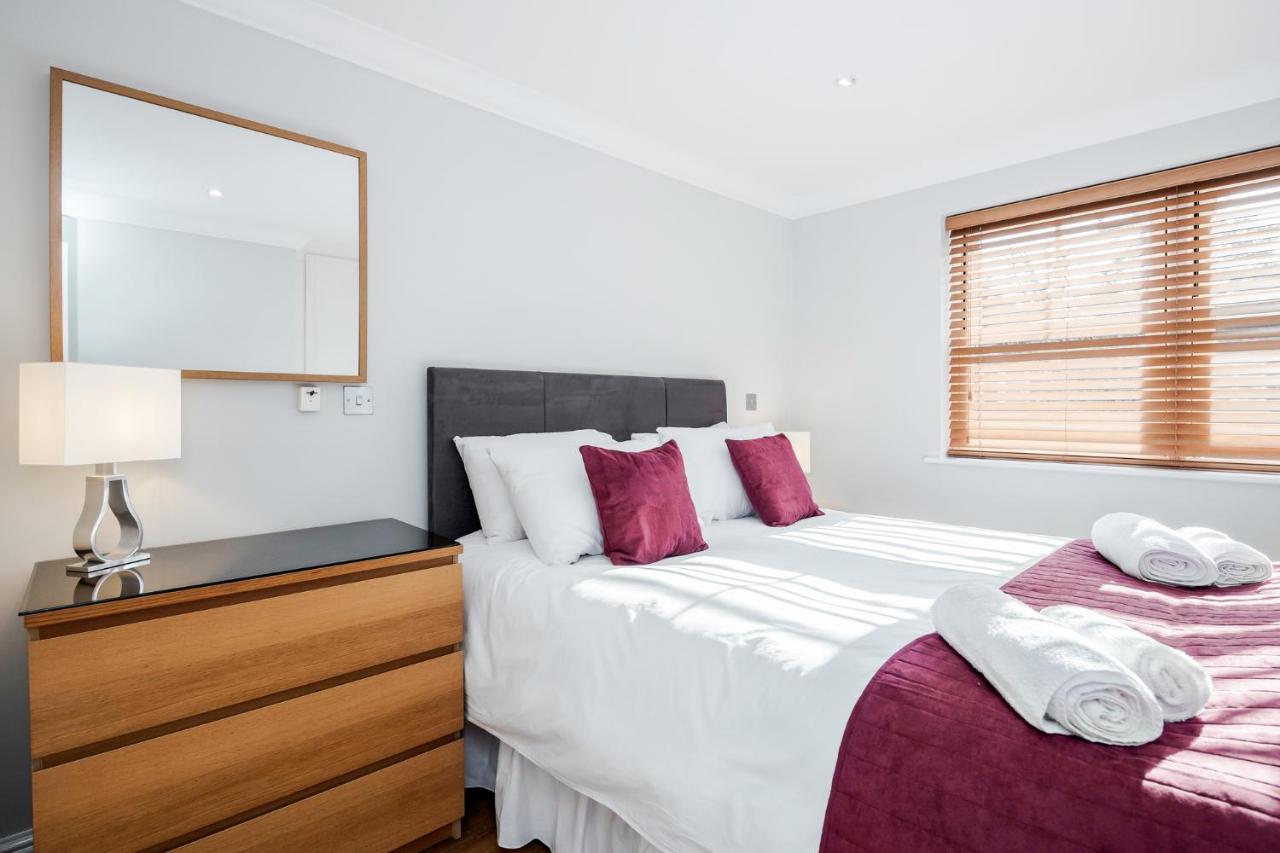 Esher Serviced Apartments | Book with Urban Stay to have all bills Included and the Best Rates | Offer free WIFI, maid service and more! BOOK NOW!