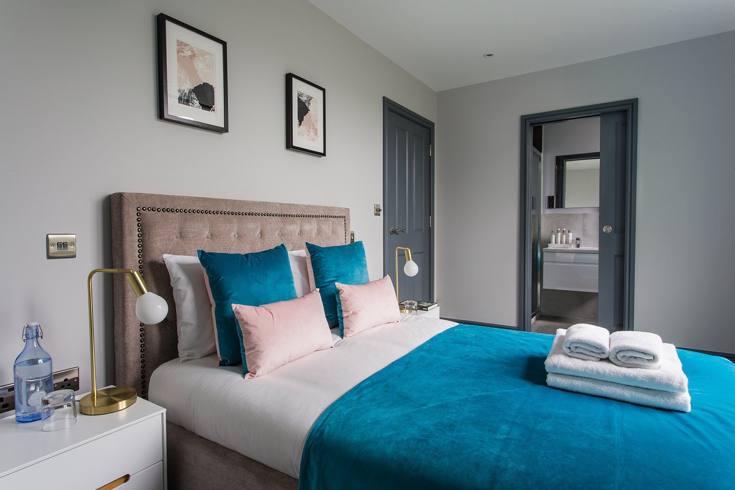 Farnborough Serviced Apartments available now! Book Corporate Short Let Accommodation in Hampshire: All Bills Incl - No Fees - Best Rates -Call: 02086913920